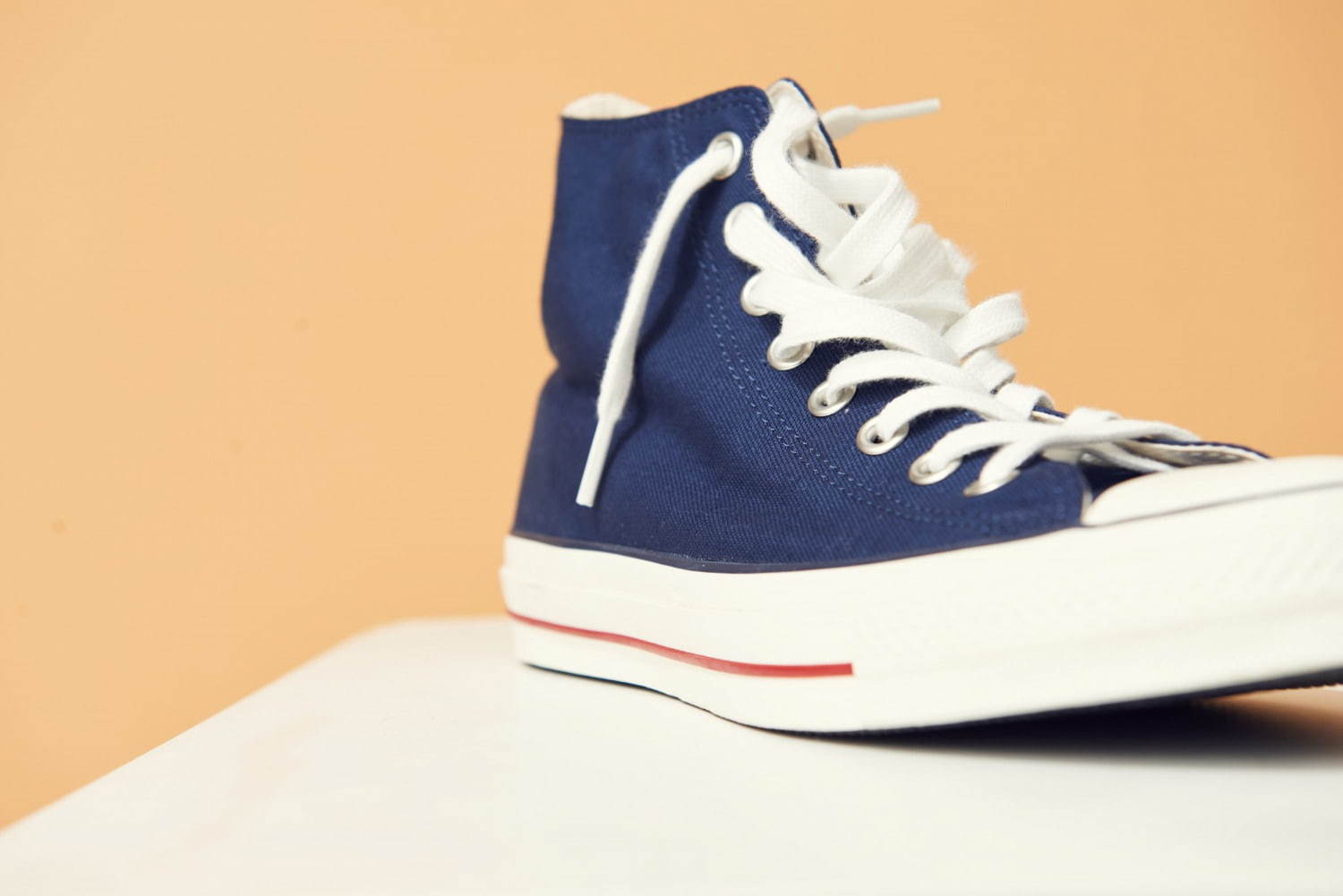 コンバース×トゥモローランドのスニーカー「オールスター 100 HI」2種類の付け替え可能な靴紐｜写真3