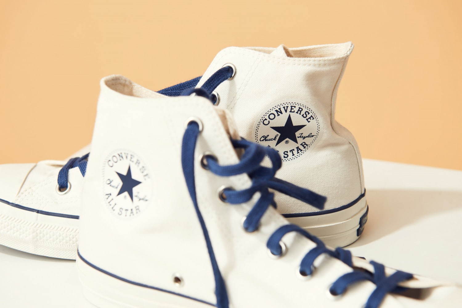 コンバース×トゥモローランドのスニーカー「オールスター 100 HI」2種類の付け替え可能な靴紐｜写真4