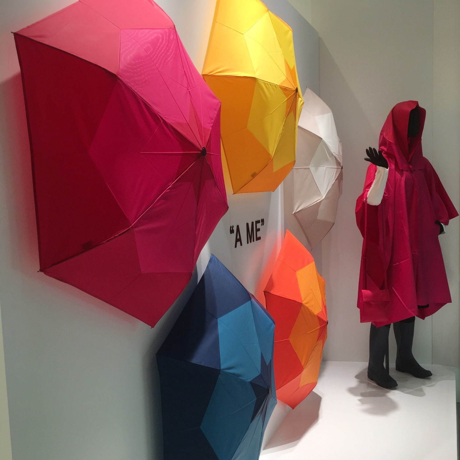 ミー イッセイ ミヤケ新作レイングッズ“バイカラー”の傘やポンチョ、MoMAデザインストアで｜写真1