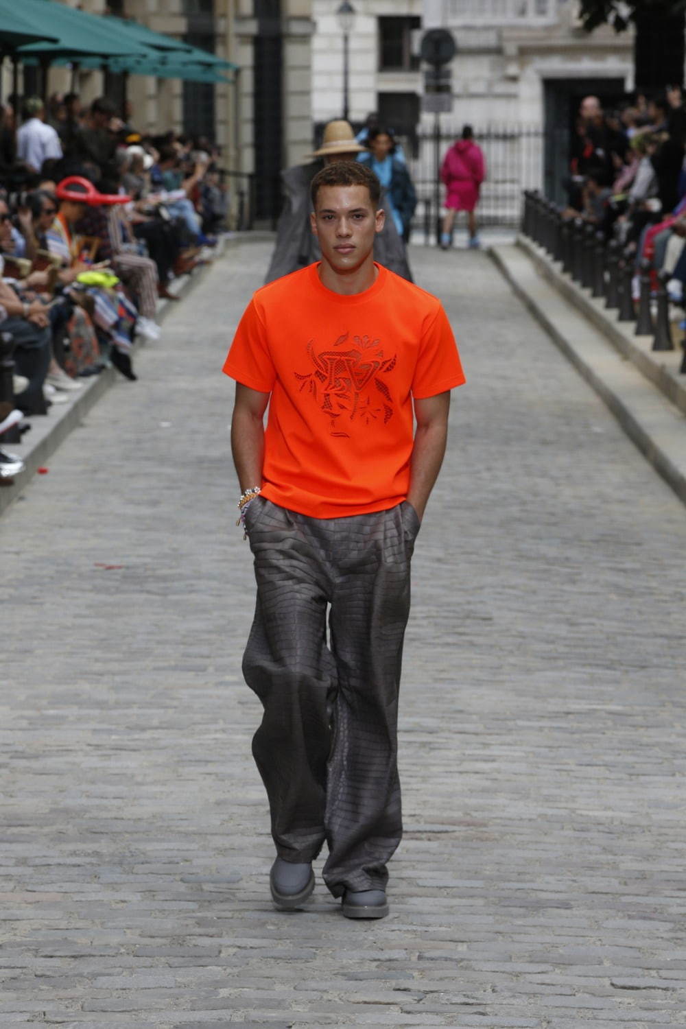 写真2 42 メンズ オレンジのtシャツ ショート丈 を使ったコーディネート着用 コレクションルックギャラリー ファッションプレス