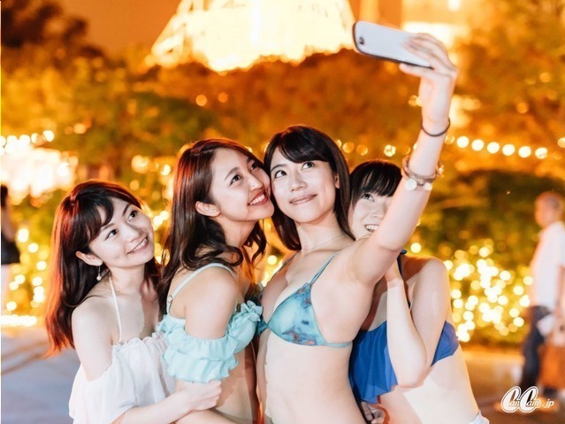 東京プリンスホテルのナイトプール“ネオンカラー”のライトアップ＆貝殻やアイスクリーム型浮き輪｜写真8