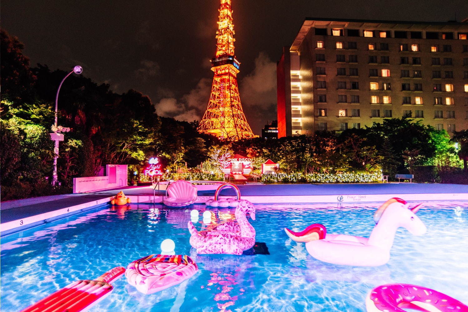 東京プリンスホテルのナイトプール“ネオンカラー”のライトアップ＆貝殻やアイスクリーム型浮き輪｜写真1