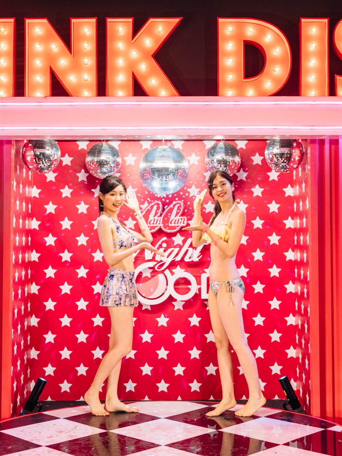東京プリンスホテルのナイトプール“ネオンカラー”のライトアップ＆貝殻やアイスクリーム型浮き輪｜写真2