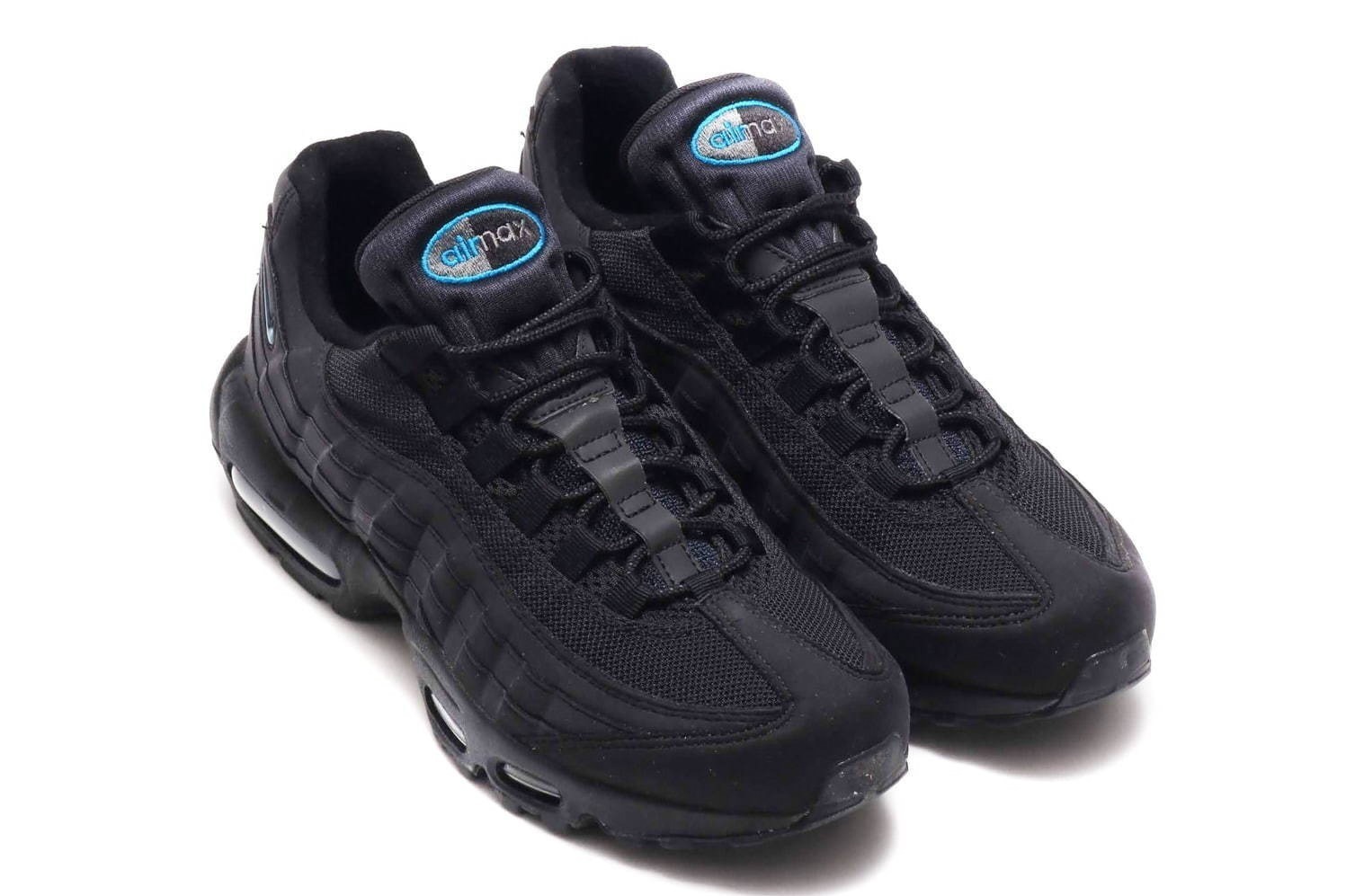 ナイキ エア マックス 95のアトモス限定カラー、ブルーの“ジュエルスウッシュ”入りオールブラック