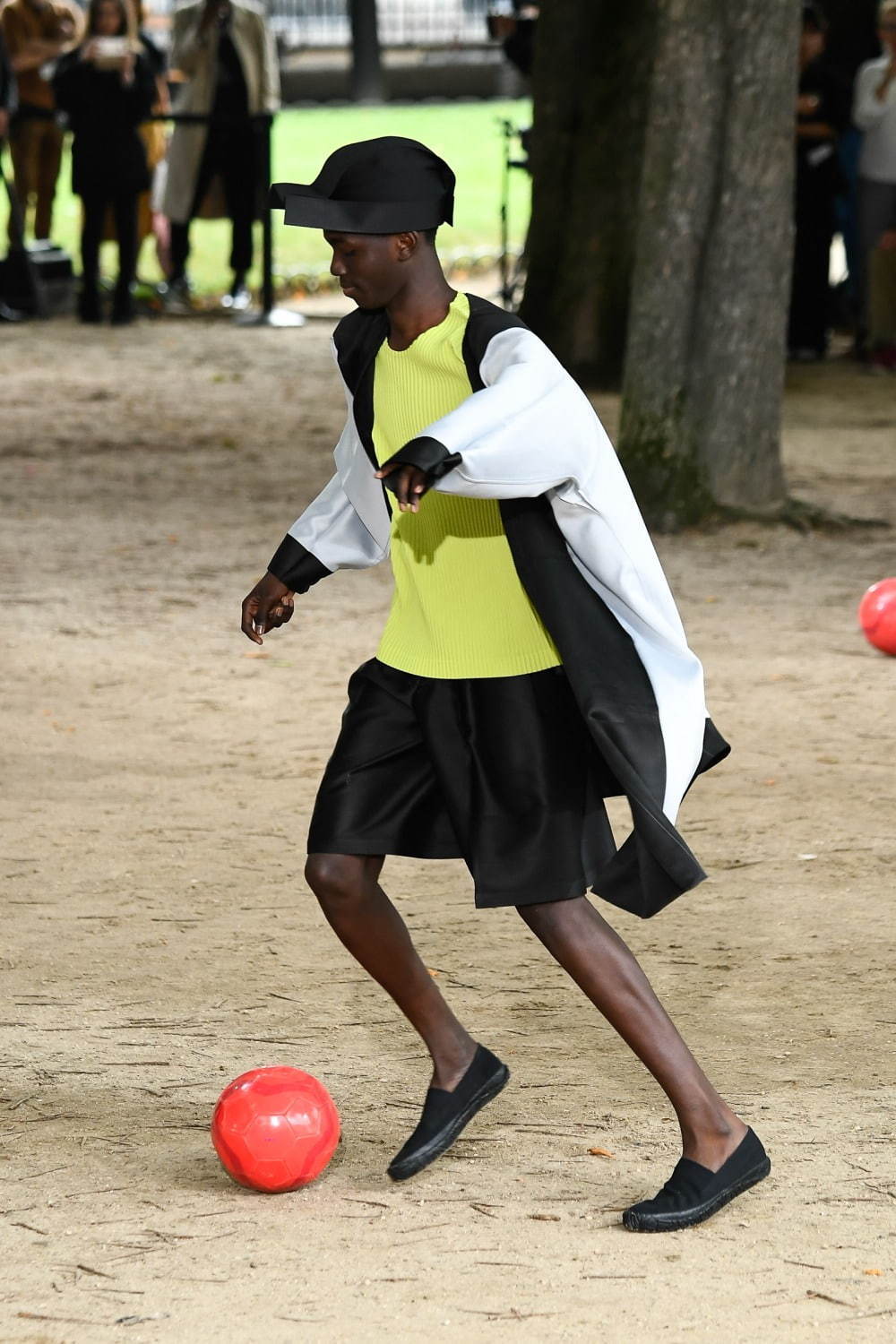 オム プリッセ イッセイ ミヤケ(HOMME PLISSÉ ISSEY MIYAKE) 2020年春夏メンズコレクション シルエット - 写真25