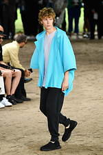 オム プリッセ イッセイ ミヤケ 2020年春夏コレクション、止むことのない陽気な踊りと音楽｜写真1