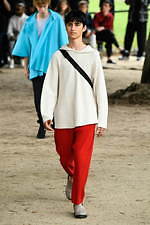 オム プリッセ イッセイ ミヤケ 2020年春夏コレクション、止むことのない陽気な踊りと音楽｜写真10