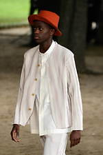 オム プリッセ イッセイ ミヤケ 2020年春夏コレクション、止むことのない陽気な踊りと音楽｜写真15