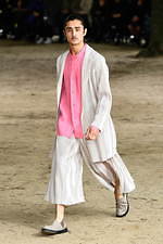 オム プリッセ イッセイ ミヤケ 2020年春夏コレクション、止むことのない陽気な踊りと音楽｜写真16