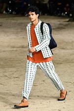 オム プリッセ イッセイ ミヤケ 2020年春夏コレクション、止むことのない陽気な踊りと音楽｜写真18