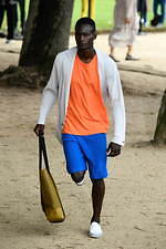 オム プリッセ イッセイ ミヤケ 2020年春夏コレクション、止むことのない陽気な踊りと音楽｜写真20