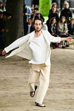 オム プリッセ イッセイ ミヤケ 2020年春夏コレクション、止むことのない陽気な踊りと音楽｜写真23