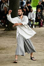 オム プリッセ イッセイ ミヤケ 2020年春夏コレクション、止むことのない陽気な踊りと音楽｜写真26