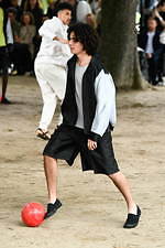 オム プリッセ イッセイ ミヤケ 2020年春夏コレクション、止むことのない陽気な踊りと音楽｜写真28