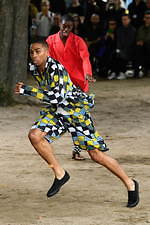 オム プリッセ イッセイ ミヤケ 2020年春夏コレクション、止むことのない陽気な踊りと音楽｜写真32