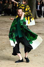 オム プリッセ イッセイ ミヤケ 2020年春夏コレクション、止むことのない陽気な踊りと音楽｜写真36