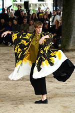 オム プリッセ イッセイ ミヤケ 2020年春夏コレクション、止むことのない陽気な踊りと音楽｜写真37