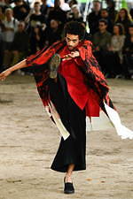 オム プリッセ イッセイ ミヤケ 2020年春夏コレクション、止むことのない陽気な踊りと音楽｜写真39