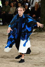 オム プリッセ イッセイ ミヤケ 2020年春夏コレクション、止むことのない陽気な踊りと音楽｜写真40