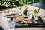 東京ミッドタウン「ロク ミッドパーク ラウンジ」緑に囲まれた小川で夕涼み、クラフトジンや和食を提供｜写真9
