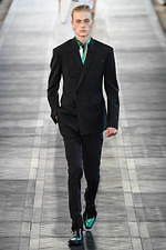 ベルルッティ 2020年春夏コレクション、太陽の日差しに輝くカラフルな洋服｜写真1