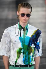 ベルルッティ 2020年春夏コレクション、太陽の日差しに輝くカラフルな洋服｜写真8