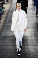 ベルルッティ 2020年春夏コレクション、太陽の日差しに輝くカラフルな洋服｜写真27