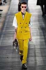 ベルルッティ 2020年春夏コレクション、太陽の日差しに輝くカラフルな洋服｜写真32