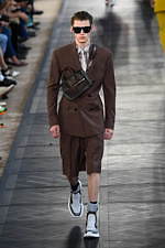 ベルルッティ 2020年春夏コレクション、太陽の日差しに輝くカラフルな洋服｜写真36