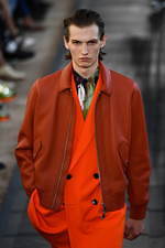 ベルルッティ 2020年春夏コレクション、太陽の日差しに輝くカラフルな洋服｜写真42