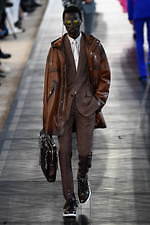 ベルルッティ 2020年春夏コレクション、太陽の日差しに輝くカラフルな洋服｜写真43