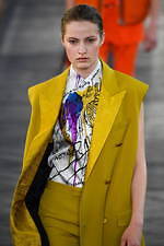 ベルルッティ 2020年春夏コレクション、太陽の日差しに輝くカラフルな洋服｜写真51