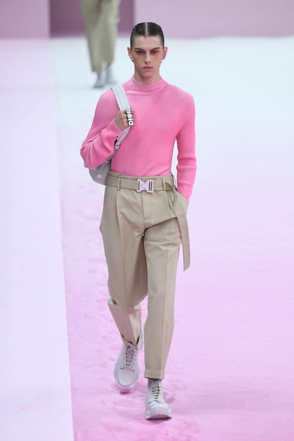 写真21 42 メンズ ピンクのセーター ニット を使ったコーディネート着用 コレクションルックギャラリー ファッションプレス