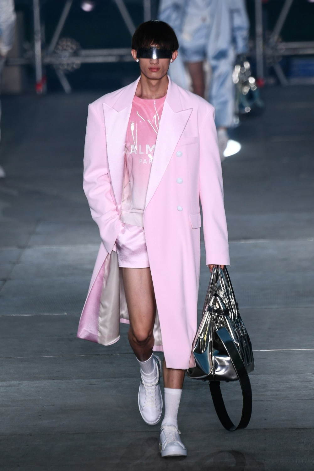 写真2 42 メンズ ピンクのショートパンツのコーディネート着用 コレクションルックギャラリー ファッションプレス
