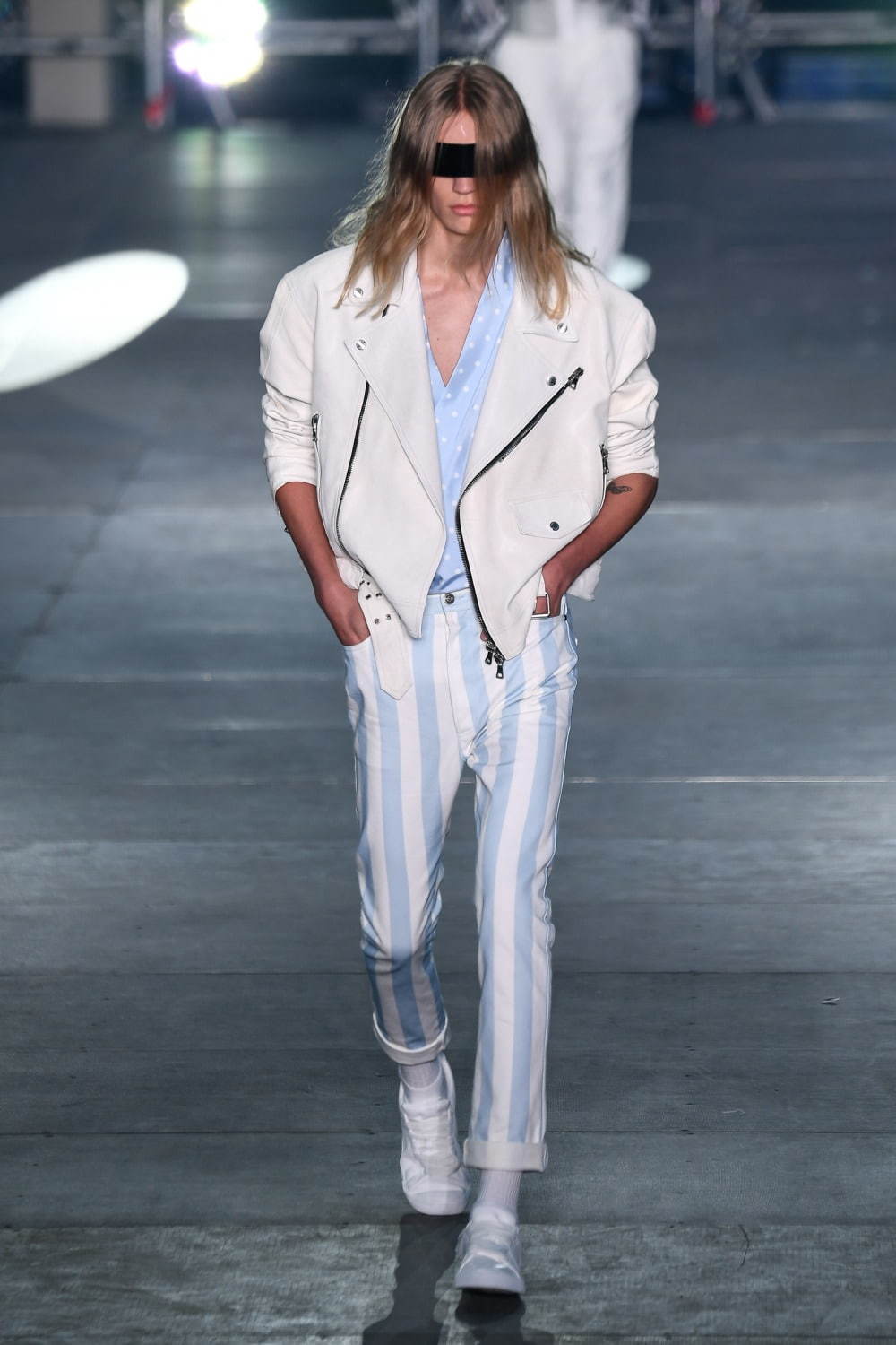 写真4 42 メンズ 白のライダースジャケットを使ったコーディネート着用 コレクションルックギャラリー ファッションプレス