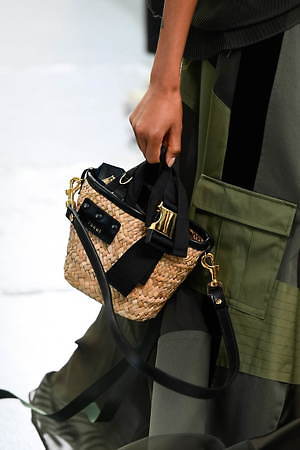 sacai 2020年リゾートコレクション - フォーマルウェアにかけられた