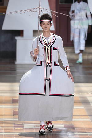 トム ブラウン 年春夏メンズコレクション 秘密の庭 で優雅に楽しむスポーツ ファッションプレス
