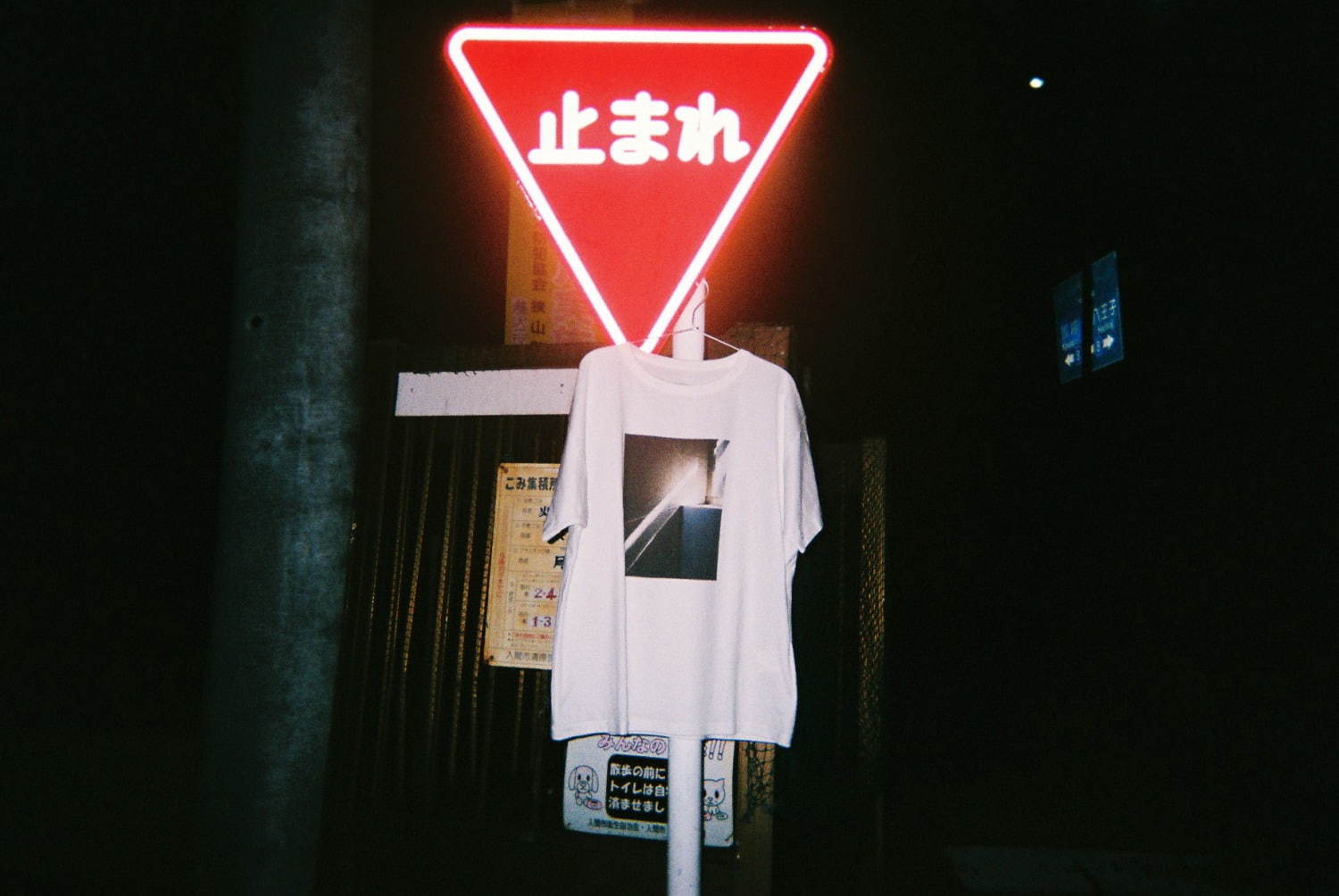 メゾンスペシャル 写真家 石田真澄のtシャツが青山で限定販売 ノスタルジックな写真作品をプリント ファッションプレス