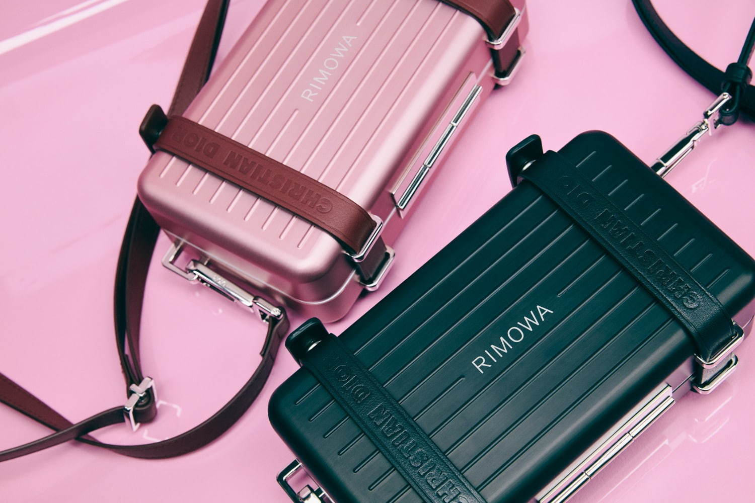 Dior×Rimowaコラボのクロスボディ　ブラック