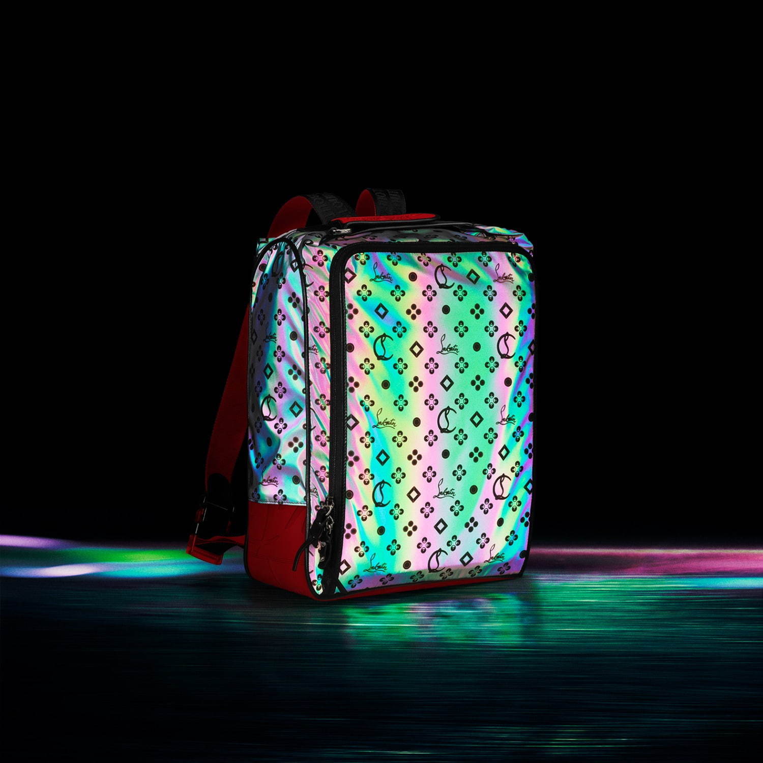 クリスチャン ルブタン20年春夏メンズ、キラキラスニーカー＆光でレインボーに変わるバッグ｜写真12