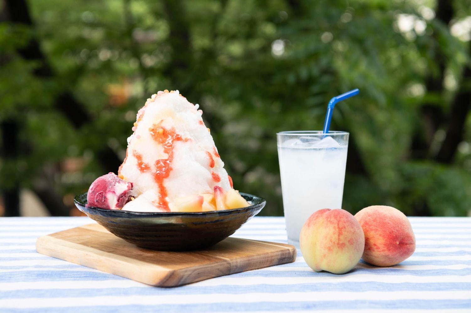アイスモンスター「カルピス」かき氷に桃やマンゴーをトッピングした限定メニュー｜写真1