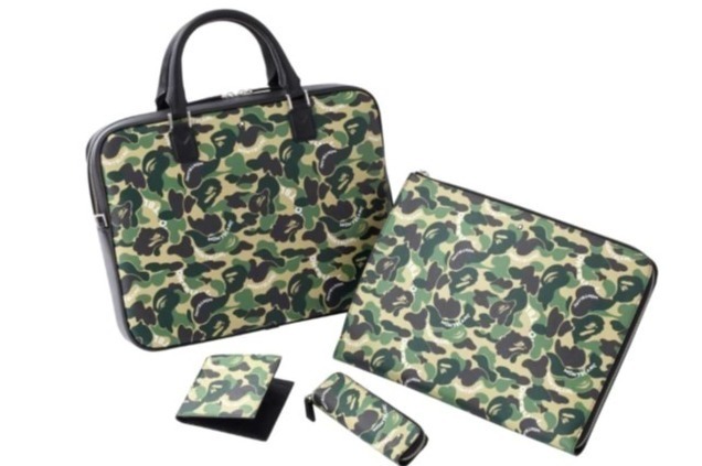 ア ベイシング エイプ×モンブランのレザーアイテム、カモ柄のドキュメントケースや財布