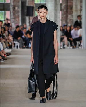 ジル サンダー 年春夏メンズコレクション 洗練された仕立てに有機的デザインをプラス ファッションプレス