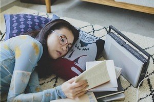 JINS×ウニコの“リラックスタイム専用”メガネ、ビンテージ着想のべっ甲柄やバイカラーなど