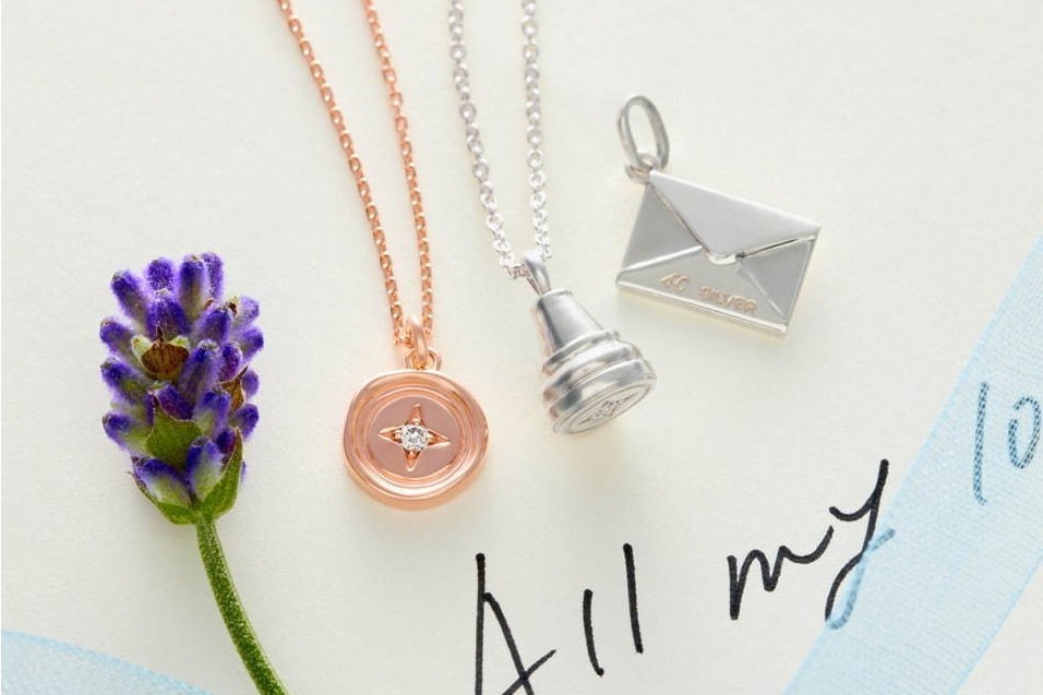 4℃七夕限定ペアジュエリー、1つのレター型チャームを“ラブレターのように送り合う”