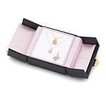 4℃七夕限定ペアジュエリー、1つのレター型チャームを“ラブレターのように送り合う”｜写真2