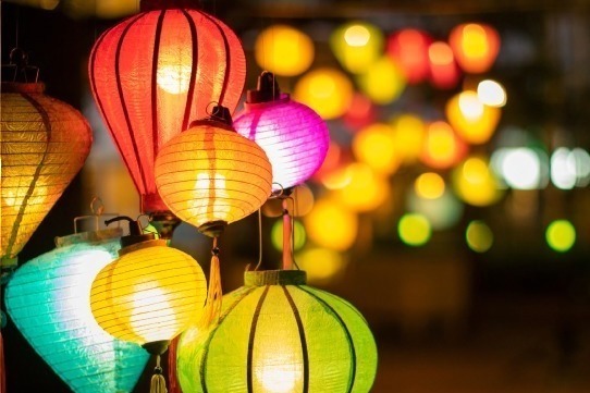 屋上庭園｜「ランタンナイト」横浜ベイクォーター屋上庭園で、カラフルで幻想的な光の空間