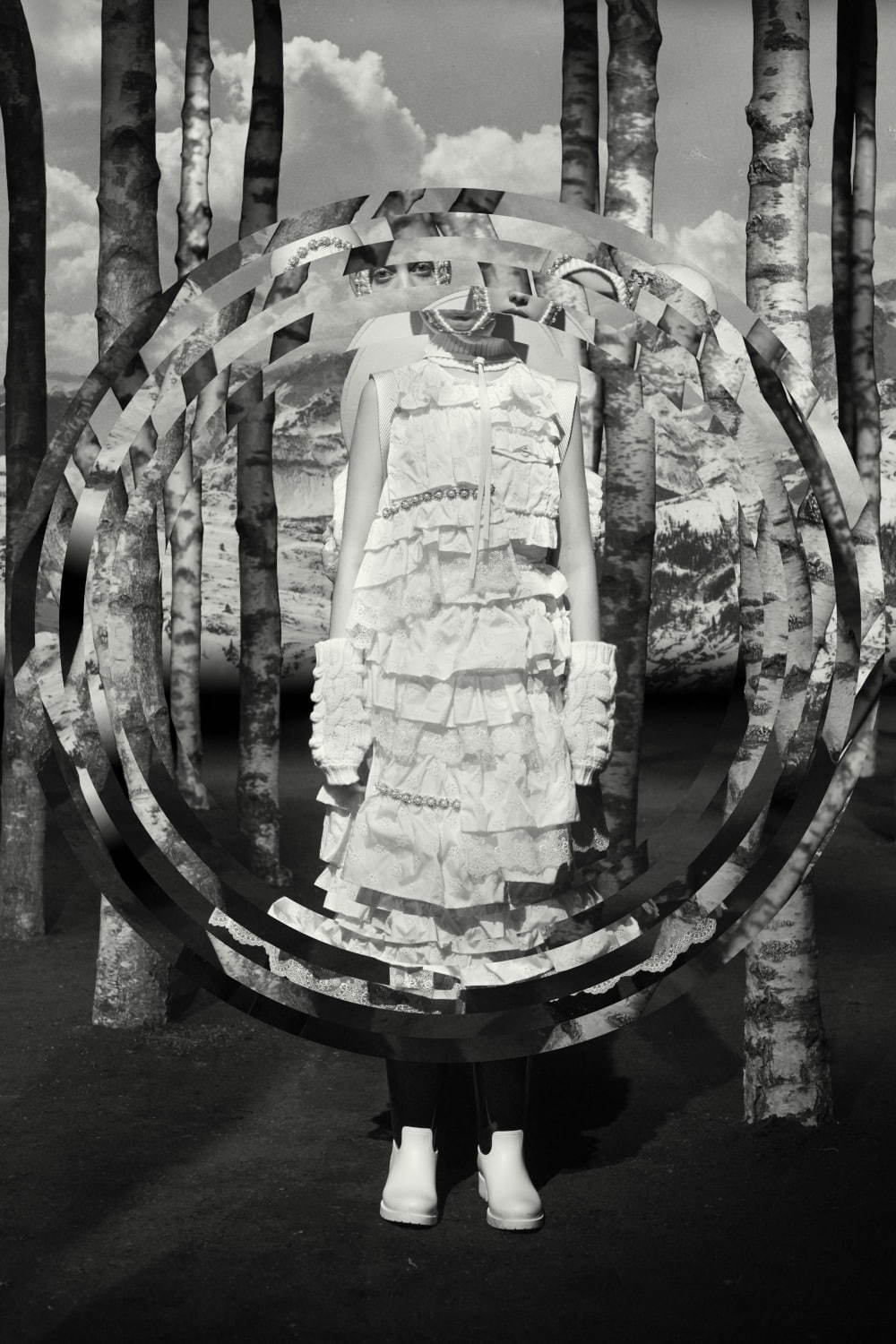 4 モンクレール シモーン・ロシャ 19年秋冬、パールやフラワーモチーフを配したダウン＆ドレスなど｜写真5