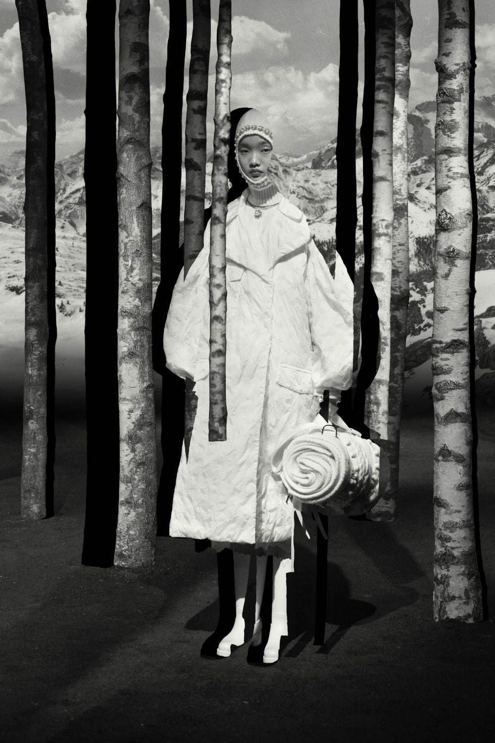 4 モンクレール シモーン・ロシャ 19年秋冬、パールやフラワーモチーフを配したダウン＆ドレスなど｜写真1