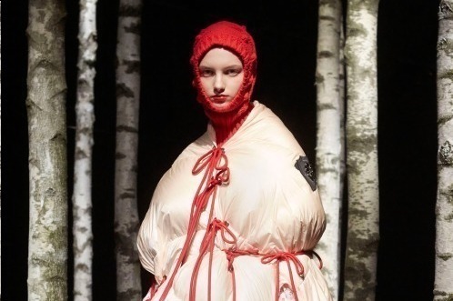 4 モンクレール シモーン・ロシャ 19年秋冬、パールやフラワーモチーフを配したダウン＆ドレスなど